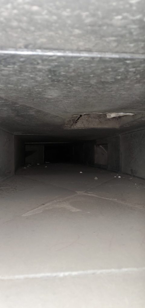 Vue verticale de l’intérieur d’un conduit