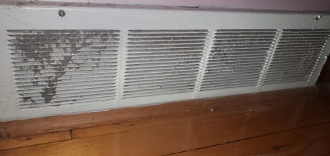 Grille de ventilation au niveau du plancher
