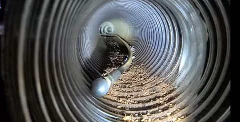 Brosse de nettoyage dans un conduit métallique