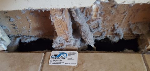 Poussière accumulée derrière une grille