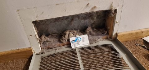 Grille retirée pour accéder au conduit
