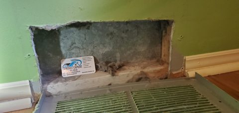 Ouverture de ventilation et grille déposée