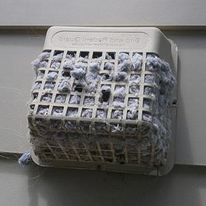 Grille extérieure chargée de poussière