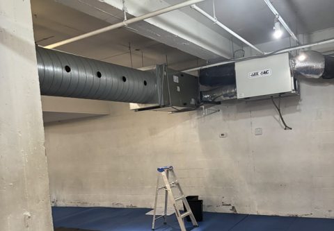 Réseau de conduits fixé au plafond