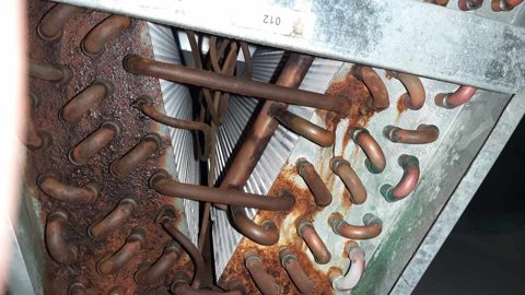 Tuyauterie et serpentin de climatisation